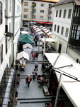 Händlerstände und Freiluftcafe
