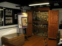 Spitzenschrank mit Musterbüchern, Klöppelsammlung und Madonna