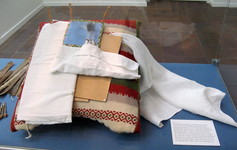 Klöppelkissen mit Klöppelspitze «Bellis»